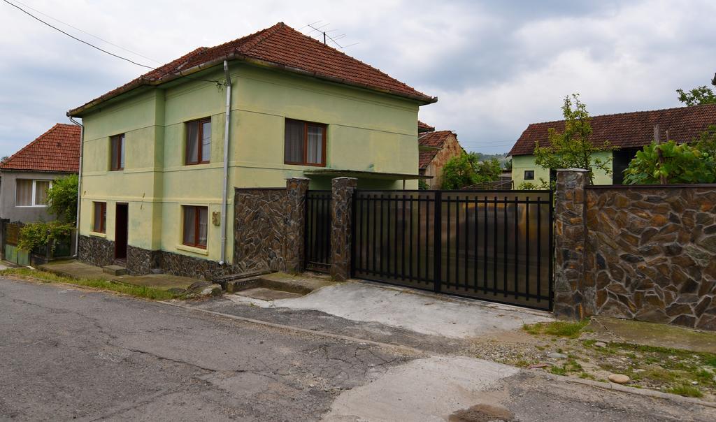 Casa Para Hotell Haţeg Exteriör bild